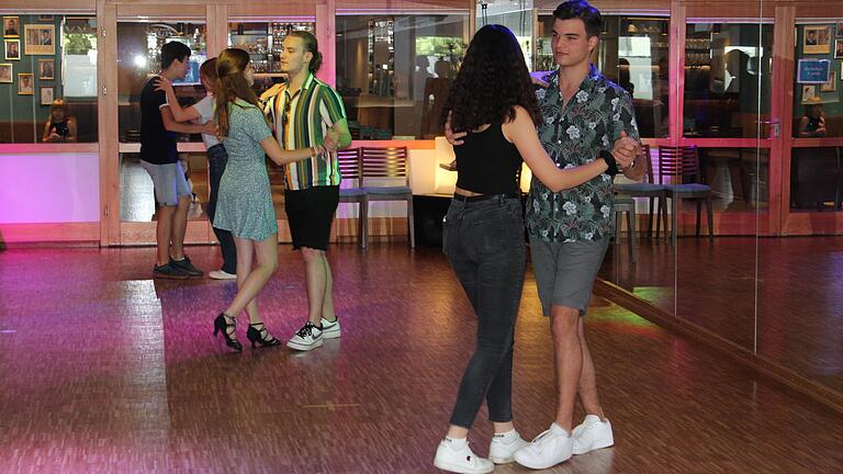 Paartanz ist mit einem festen Tanzpartner, wie hier in der Tanzschule Pelzer, wieder möglich.