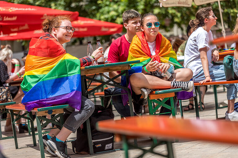 Die Stadt soll für alle Menschen lebens- und liebenswert sein, betonten Redner beim CSD. Die Stadt soll für alle Menschen lebens- und liebenswert sein, betonten Redner beim CSD.