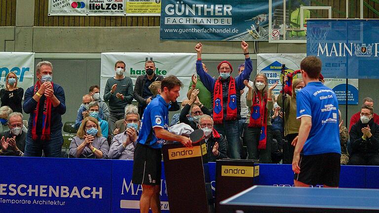 Rheinische Frohnaturen mit Königshöfer Wurzeln bejubeln Basti Steger (links) und Kilian Ort. Mit den Fanschals (von links) Andreas und Ella mit Beatrice Piechotta.
