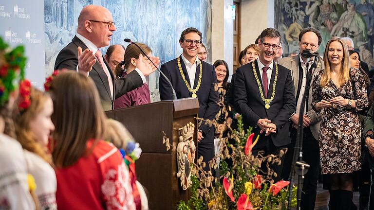 Beim Neujahrsempfang der Stadt Würzburg überzeugte Gastredner und Städtetagsgpräsident Markus Lewe (links) mit einer engagierten Rede. OB Christian Schuchardt (3.v.r.) und Bürgermeister Martin Heilig (4.v.r.) wünschten den rund 400 Gästen persönlich einen guten Start ins neue Jahr. Beim Neujahrsempfang der Stadt Würzburg überzeugte Gastredner und Städtetagsgpräsident Markus Lewe (links) mit einer engagierten Rede. OB Christian Schuchardt (3.v.r.) und Bürgermeister Martin Heilig (4.v.r.) wünschten den rund 400 Gästen persönlich einen guten Start ins neue Jahr.