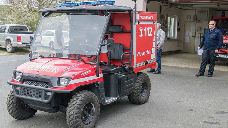 Mit diesem Quad-Feuerwehrfahrzeug kann die Weyersfelder Wehr als zweites Fahrzeug zusätzlich ausrücken. Es wurde gebraucht von der Werksfeuerwehr Bosch-Rexroth gekauft und vom Feuerwehrverein instand gesetzt. Kommandant Christian Hofmann erläutert Ausstattung und Nutzung. Mit diesem Quad-Feuerwehrfahrzeug kann die Weyersfelder Wehr als zweites Fahrzeug zusätzlich ausrücken. Es wurde gebraucht von der Werksfeuerwehr Bosch-Rexroth gekauft und vom Feuerwehrverein instand gesetzt. Kommandant Christian Hofmann erläutert Ausstattung und Nutzung.