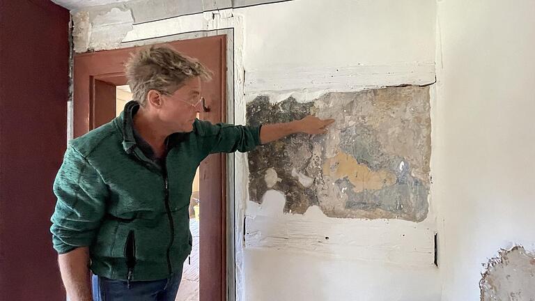In der ehemaligen Wohnstube des Rabbiners erläutert Restaurator Dieter Gottschalk die einzelnen Farbschichten.