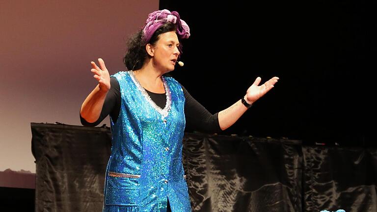 Ines Procter erheiterte bei der Dance Night der TSGV wie bei der Fastnacht in Franken als Putzfrau. Ines Procter erheiterte bei der Dance Night der TSGV wie bei der Fastnacht in Franken als Putzfrau.