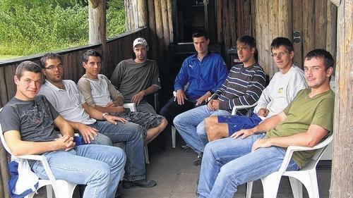Gemütlichkeit gibt's für die Organisatoren von &bdquo;Rock am Wald&ldquo; derzeit nur beim Fototermin. Von links: Martin Stumpf, Kilian Schmierer, Michael Senftinger, Gernot Steinhauser, Benjamin Ott, Johannes Grieb, Michael Walter und Andreas Kemmer.