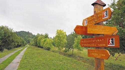 Der neue Grenzwanderweg an der ehemaligen deutsch-deutschen Grenze zwischen Trappstadt und Schlechtsart. Er wurde am gestrigen Tag der Deutschen Einheit offiziell seiner Bestimmung übergeben.