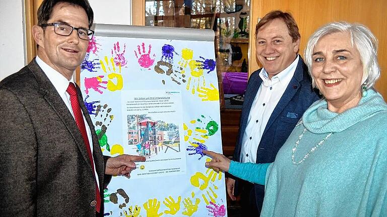 Neues Projekt: Gesa Schumacher, die lange Leiterin des „Haus am Kurpark“ war (rechts), erläutert dem stellvertretenden Landrat Peter Suckfüll (links) und Bad Königshofens Kurdirektor Werner Angermüller die Pläne für den neuen Kletterturm. Neues Projekt: Gesa Schumacher, die lange Leiterin des „Haus am Kurpark“ war (rechts), erläutert dem stellvertretenden Landrat Peter Suckfüll (links) und Bad Königshofens Kurdirektor Werner Angermüller die Pläne für den neuen Kletterturm.