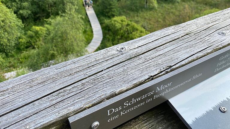 Das Schwarze Moor in der Rhön droht durch den Klimawandel auszutrocknen. Nach langem Kompetenzstreit in der Staatsregierung sollen nun ab 2023 Rettungsmaßnahmen beginnen.