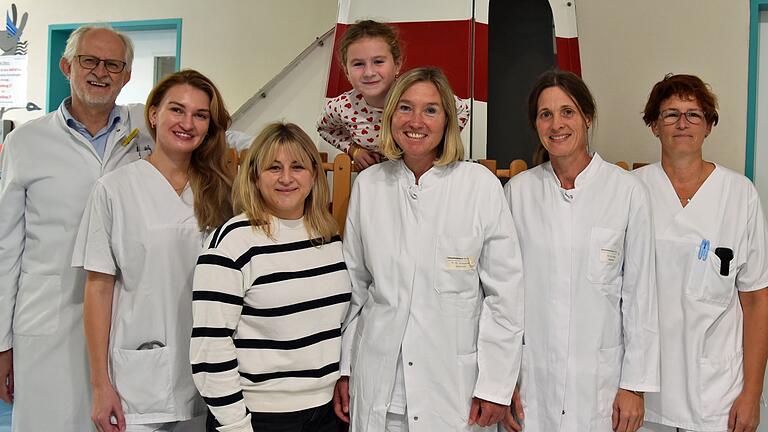 Prof. Helge Hebestreit (von links) zusammen mit Dr. Marta Sheremet, Yulia Bobza (stellvertretende Vorsitzende der ukrainischen Patientenvereinigung für Mukoviszidose) mit ihrer Tochter Anastasiia, Dr. Alexandra Hebestreit, Dr. Corinne König und Silke Faust.