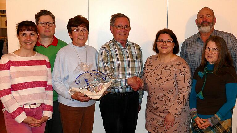Das Leitungsteam des Kirchenburgvereins und der Gründungsvorsitzende (von links): Kerstin Rink, Thorsten Hack, Gudrun Müller, Rudi Müller, Carina Weismüller, Thomas Kistner und Martina Graf. Das Leitungsteam des Kirchenburgvereins und der Gründungsvorsitzende (von links): Kerstin Rink, Thorsten Hack, Gudrun Müller, Rudi Müller, Carina Weismüller, Thomas Kistner und Martina Graf.