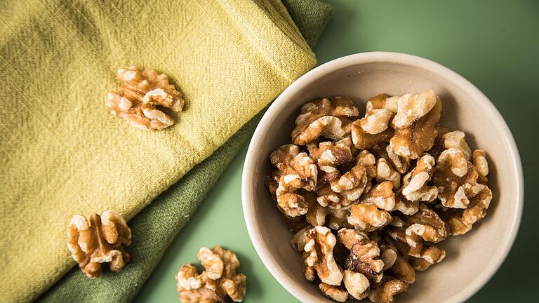 Walnüsse       -  Nüsse enthalten wertvolle Omega-3-Fettsäuren. Wegen des hohen Kaloriengehalts gilt aber: nur in Maßen snacken.