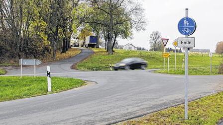 Gefährliches Eck, auch für Radfahrer: Die fehlende Linksabbiegerspur von der B 8 nach Possenheim war eines der Themen, die Montagabend im Bürgerhaus diskutiert wurden. Gefährliches Eck, auch für Radfahrer: Die fehlende Linksabbiegerspur von der B 8 nach Possenheim war eines der Themen, die Montagabend im Bürgerhaus diskutiert wurden.