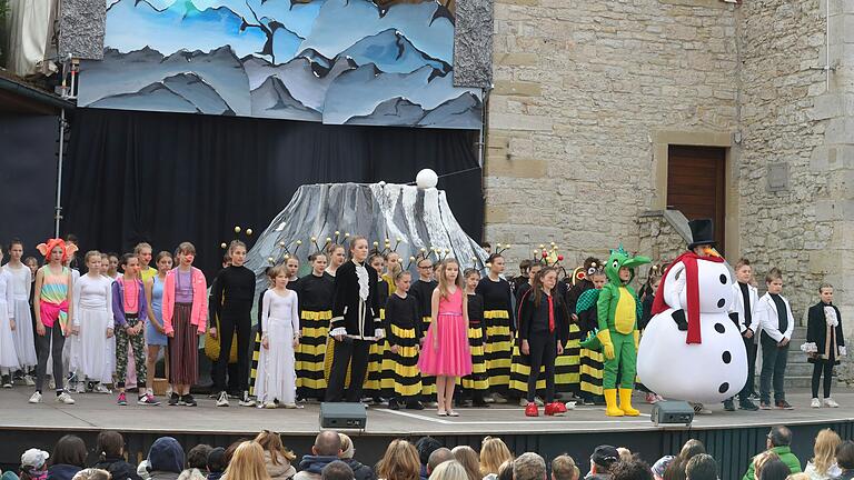 72 Kinder und Jugendliche verschiedener Schulen in einem Stück vereint: 2023 brachte das Junge Theater das Musical 'Tabaluga' auf die Bühne. 72 Kinder und Jugendliche verschiedener Schulen in einem Stück vereint: 2023 brachte das Junge Theater das Musical 'Tabaluga' auf die Bühne.