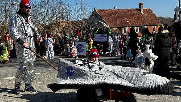 Spaß hatte dieser kleine Astronaut beim Faschingszug in Kirchheim. Spaß hatte dieser kleine Astronaut beim Faschingszug in Kirchheim.