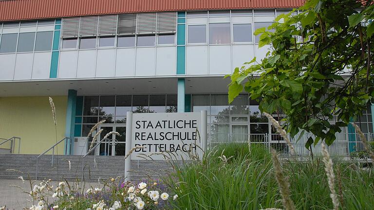Die Staatliche Realschule Dettelbach wird heuer 50 Jahre alt. Die Jubiläumsfeierlichkeiten müssen wegen der Corona-Pandemie aber vorerst ausfallen. Die Staatliche Realschule Dettelbach wird heuer 50 Jahre alt. Die Jubiläumsfeierlichkeiten müssen wegen der Corona-Pandemie aber vorerst ausfallen.