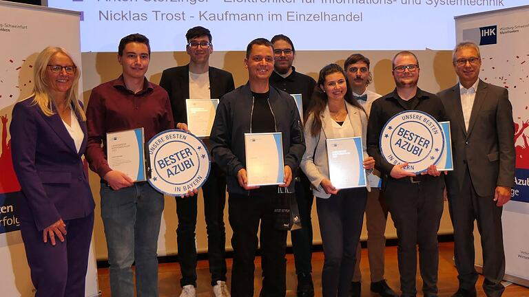Bayerns beste Azubis aus Mainfranken sind (ab Zweiter von links) Anton Sterzinger, Nicklas Trost, Sven Klein, Julian Morela, Paula Lauer, Luis Hüßner und Andreas Schuhmann. Es fehlen Elena Reuß und Gina-Marie Brandl. Caroline Trips und Jürgen Bode von der IHK gratulierten ihnen dazu. Bayerns beste Azubis aus Mainfranken sind (ab Zweiter von links) Anton Sterzinger, Nicklas Trost, Sven Klein, Julian Morela, Paula Lauer, Luis Hüßner und Andreas Schuhmann. Es fehlen Elena Reuß und Gina-Marie Brandl. Caroline Trips und Jürgen Bode von der IHK gratulierten ihnen dazu.