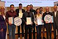 Bayerns beste Azubis aus Mainfranken sind (ab Zweiter von links) Anton Sterzinger, Nicklas Trost, Sven Klein, Julian Morela, Paula Lauer, Luis Hüßner und Andreas Schuhmann. Es fehlen Elena Reuß und Gina-Marie Brandl. Caroline Trips und Jürgen Bode von der IHK gratulierten ihnen dazu.