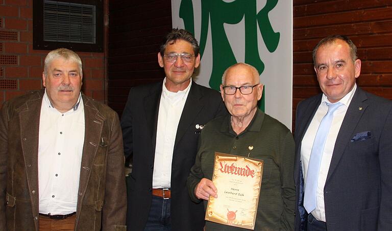 Das älteste Mitglied im Verein ist Leonhard Dülk. Er wurde für 75-jährige Mitgliedschaft ausgezeichnet. Von links: Vorsitzender Günter Kamm, Michael Heeg, Leonhard Dülk und Bürgermeister Alois Fischer.