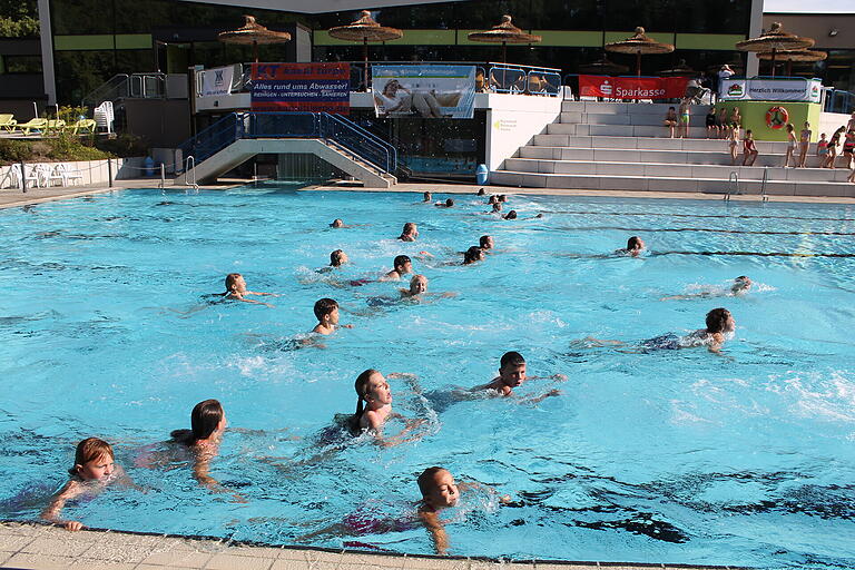 Entweder 50 oder 150 Meter mussten die jungen Duathleten zum Beginn des Wettkampfes schwimmen. Entweder 50 oder 150 Meter mussten die jungen Duathleten zum Beginn des Wettkampfes schwimmen.