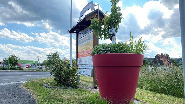 Bei der 'Kleinen Topfgartenschau' sind zwölf große rote Pflanztöpfe mit Informationen zur Bepflanzung und über 200 kleine rote Pflanztöpfe in Himmelstadt zu entdecken.&nbsp;