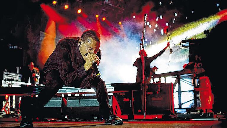 Er ist nicht nur als Musiker erfolgreich: Chester Bennington, der Sänger von Linkin Park, bei einem Auftritt in Lissabon. An diesem Wochenende ist die Band Headliner bei &bdquo;Rock am Ring&ldquo; und &bdquo;Rock im Park&ldquo;.