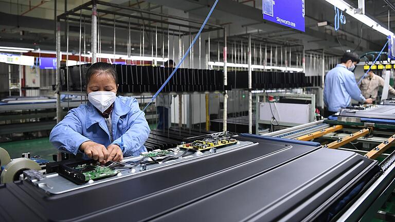 Mundschutz wie in dieser Fabrik in China müssen Beschäftigte mainfränkischer Unternehmen wegen des Coronavirus zwar noch nicht tragen. Dennoch sind die Hygieneregeln verstärkt worden. Einige Betriebe der Region stellen sich auf das Schlimmste ein. Mundschutz wie in dieser Fabrik in China müssen Beschäftigte mainfränkischer Unternehmen wegen des Coronavirus zwar noch nicht tragen. Dennoch sind die Hygieneregeln verstärkt worden. Einige Betriebe der Region stellen sich auf das Schlimmste ein.