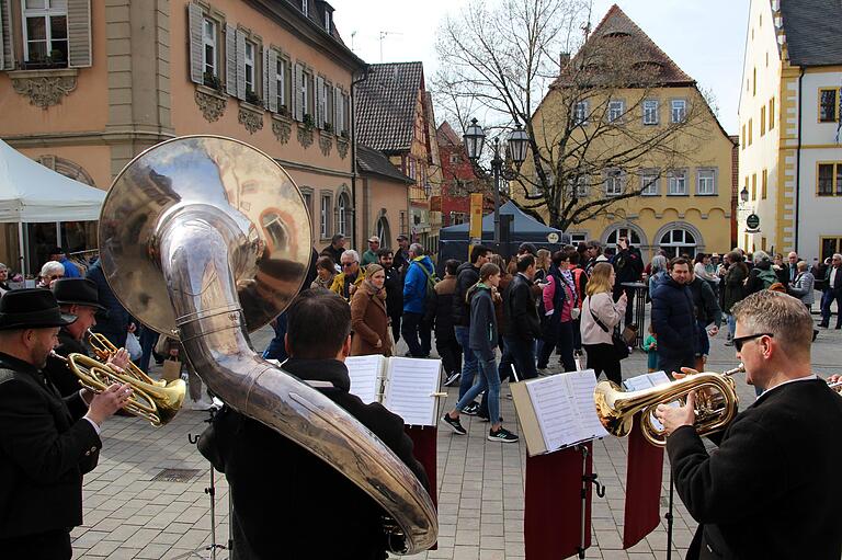 Das Frühlingserwachen in der Volkacher Altstadt war ein Fest für die ganze Familie. Vor allem am bunt geschmückten Osterbrunnen genossen Eltern und ihre Kinder das herrliche Frühlingswetter.