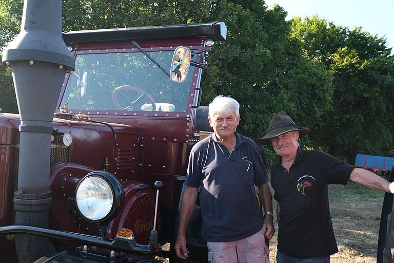 Ernst Rösch (links) und Arthur Ströhlein (rechts) zwischen den Oldtimer-Bulldogs. Die beiden sind seit Jahren befreundet und gehen viele Projekte gemeinsam an. Ernst Rösch (links) und Arthur Ströhlein (rechts) zwischen den Oldtimer-Bulldogs. Die beiden sind seit Jahren befreundet und gehen viele Projekte gemeinsam an.