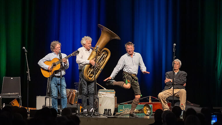 Mit wunderbarem Wortwitz, scharfer Satire und Musik sorgten Gerhard Polt und Well Brüder für einen tollen Abend in der Stadthalle Bad Neustadt