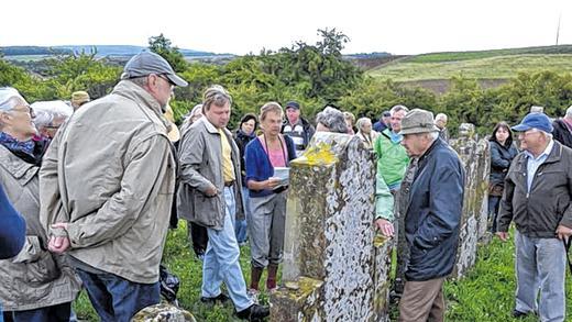 Erinnerungen und Spurensuche: Gut besucht war die Führung im israelitischen Friedhof des Ortes von Ilse Vogel. Eingeladen hatte dazu der Friedrich-Rückert-Arbeitskreis Oberlauringen.