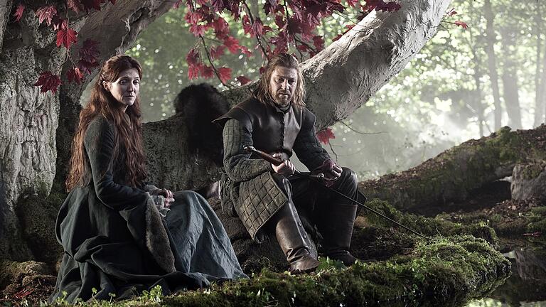 Ein Bild aus alten Zeiten – aus Staffel 1, Spoilerfaktor 0: Eddard Stark (Sean Bean), Wächter des Nordens und Oberhaupt der Familie Stark, und seine Frau Catelyn (Michelle Fairley).&nbsp;