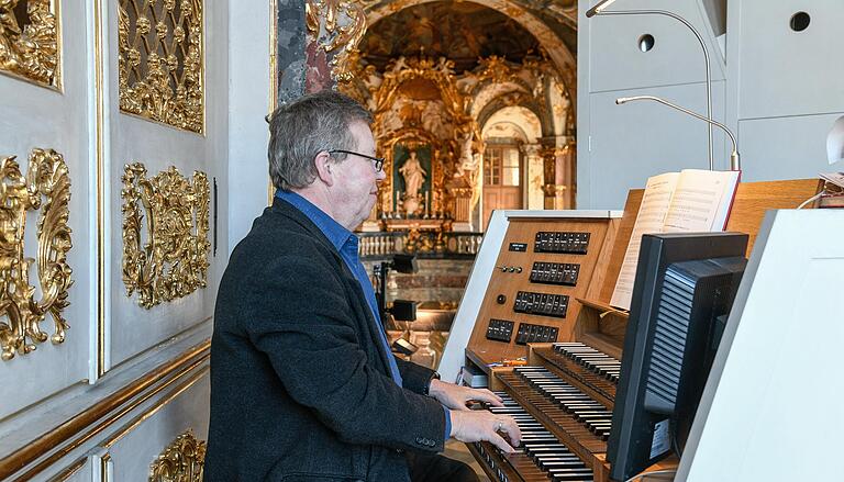 Reinhold Meurer am Spieltisch der Hofkirchen-Orgel. Reinhold Meurer am Spieltisch der Hofkirchen-Orgel.