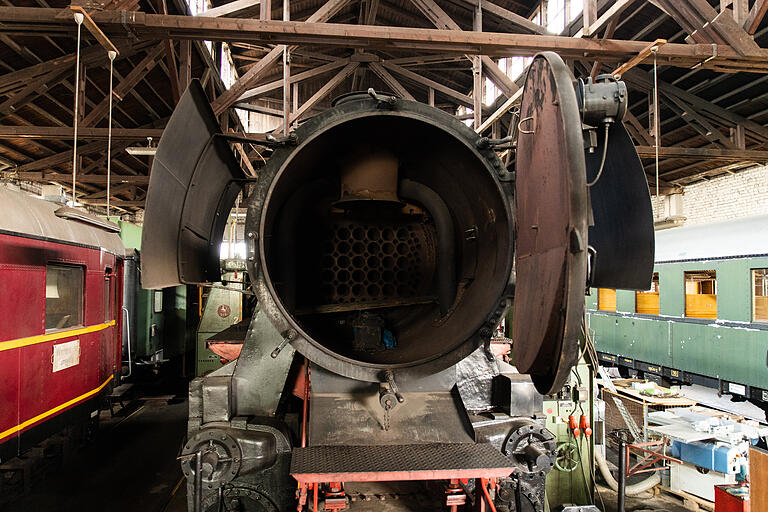 Hier wird der Dampf noch heißer: Aufgeklappte Front der 52er Lokomotive. Hier wird der Dampf noch heißer: Aufgeklappte Front der 52er Lokomotive.