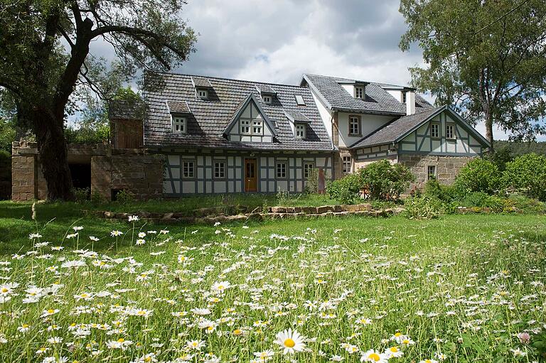 Außenansicht der Bramberger Mühle, die vom Ehepaar Sabine Andres und Ralf Hofmann aufwendig restauriert wurde, und mitten in der Natur abseits des Örtchens Bramberg liegt. Außenansicht der Bramberger Mühle, die vom Ehepaar Sabine Andres und Ralf Hofmann aufwendig restauriert wurde, und mitten in der Natur abseits des Örtchens Bramberg liegt.