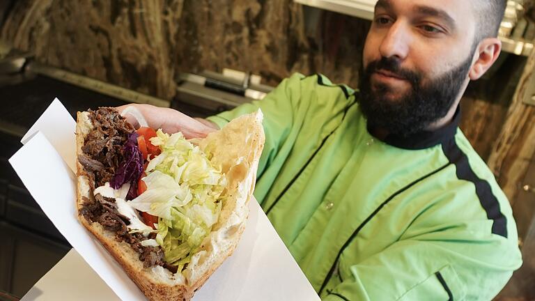 In Berlin (im Bild ein Imbiss-Lokal in der Hauptstadt) setzte der Döner Kebab vor 50 Jahren zum Siegeszug durch Deutschland an.