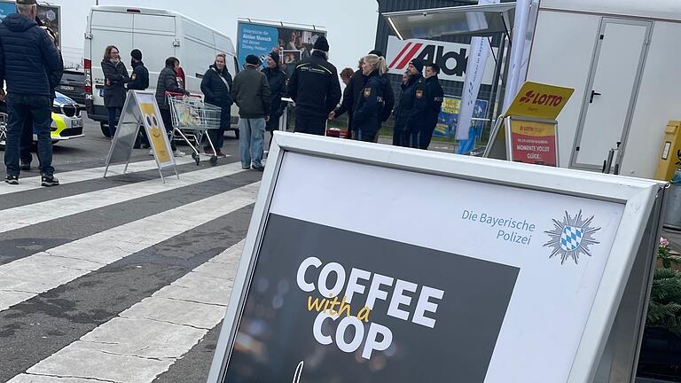 Zu einem Kaffeeklatsch hatte die Polizei am Samstag auf den Rewe-Parkplatz in Euerbach eingeladen. Zu einem Kaffeeklatsch hatte die Polizei am Samstag auf den Rewe-Parkplatz in Euerbach eingeladen.