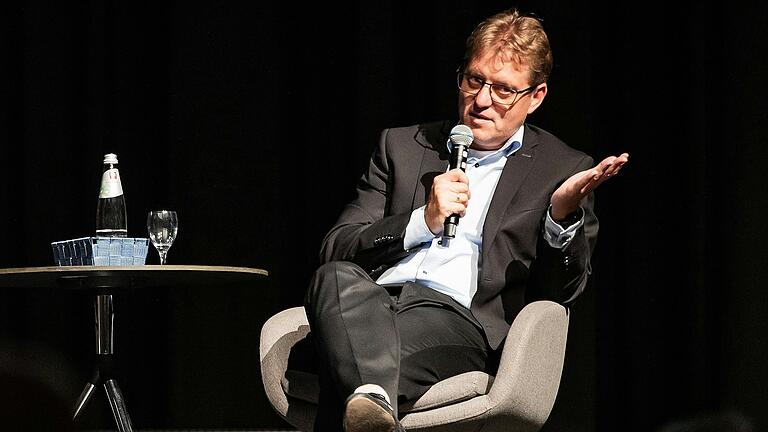 Jopp-Geschäftsführer Martin Büchs (rechts) wandte sich direkt an die möglicherweise vom Stellenabbau betroffenen Beschäftigten. Ihre Impulse brauche Rhön-Grabfeld. Jopp-Geschäftsführer Martin Büchs (rechts) wandte sich direkt an die möglicherweise vom Stellenabbau betroffenen Beschäftigten. Ihre Impulse brauche Rhön-Grabfeld.