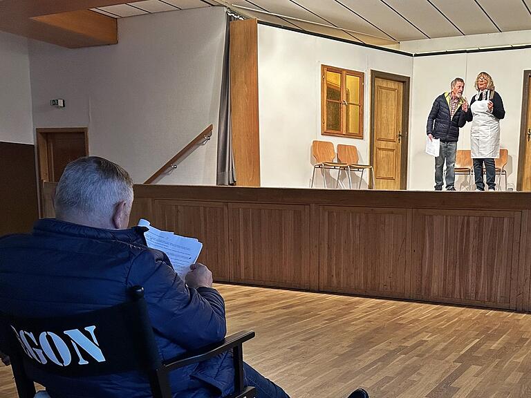 Regisseur Egon Sturm in seinem Element bei der Theaterprobe in der Wegfurter Geisfürsthalle. Alles muss passen, wobei immer der Blick des Publikums auf die jeweilige Szene und die Darsteller wichtig ist. Regisseur Egon Sturm in seinem Element bei der Theaterprobe in der Wegfurter Geisfürsthalle. Alles muss passen, wobei immer der Blick des Publikums auf die jeweilige Szene und die Darsteller wichtig ist.