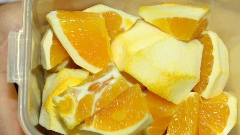 Früher hieß es oft, das Weiße unter der Orangenschale sei ungesund. Apothekerin Anja Fahrmeier sagt: Das Gegenteil ist der Fall, zumindest bei naturbelassenem Obst. 'Die Albedo-Schicht, also das Weiße, ist bestes Futter für unsere Darmbakterien!' Früher hieß es oft, das Weiße unter der Orangenschale sei ungesund. Apothekerin Anja Fahrmeier sagt: Das Gegenteil ist der Fall, zumindest bei naturbelassenem Obst. 'Die Albedo-Schicht, also das Weiße, ist bestes Futter für unsere Darmbakterien!'