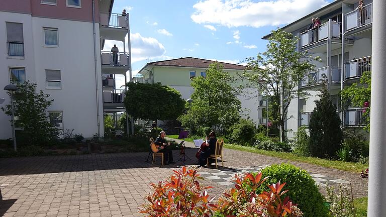 Hofkonzert im Burkardus Wohnpark im Mai 2020       -  Hofkonzert der Künstler Valentine und Eduard Bering im Burkardus Wohnpark im Mai 2020.
