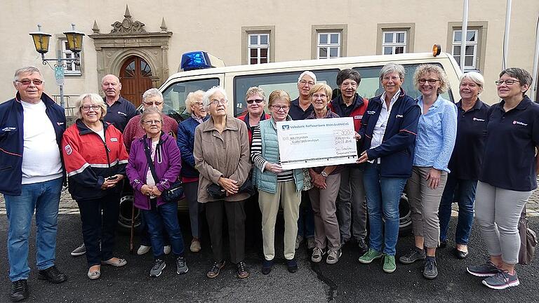 Seit zwei Jahren gibt es in Mittelstreu den Einkaufsbus der Malteser, der zwar kostenlos fährt, aber trotzdem von den Mitfahrerinnen immer Spenden bekommt. Nun konnten die Verantwortlichen 900 Euro an das Kinderpalliativteam der Malteser in Würzburg übergeben. Dankbar nahmen Kinderärztin Elke Schellenberger und die pflegerische Leitung Sonja Kneuer (Vierte und Dritte von rechts) den Spendenscheck entgegen. Mit im Bild Peter Kirchner (links), der stellvertretende Kreisbeauftragte der Malteser und Initiator des Busses aus Mellrichstadt, die sechs Busfahrerinnen und die Damenriege, die den Bus wöchentlich nutzt und für das Spendenaufkommen gesorgt hat.