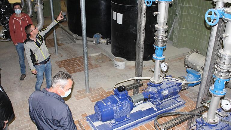 Vier Pumpen, die das Wasser zu den Hochbehältern befördern, wurden im Zuge der Sanierungsarbeiten am Wasserwerk Mittelstreu ausgetauscht. Bei einem Ortstermin des Wasserzweckverbands „Mellrichstädter Gruppe“ erläuterte Betriebsleiter Julian Dytrt (Mitte, linker Bildrand) den Verbandsräten den aktuellen Stand der Sanierungsarbeiten. Vier Pumpen, die das Wasser zu den Hochbehältern befördern, wurden im Zuge der Sanierungsarbeiten am Wasserwerk Mittelstreu ausgetauscht. Bei einem Ortstermin des Wasserzweckverbands „Mellrichstädter Gruppe“ erläuterte Betriebsleiter Julian Dytrt (Mitte, linker Bildrand) den Verbandsräten den aktuellen Stand der Sanierungsarbeiten.