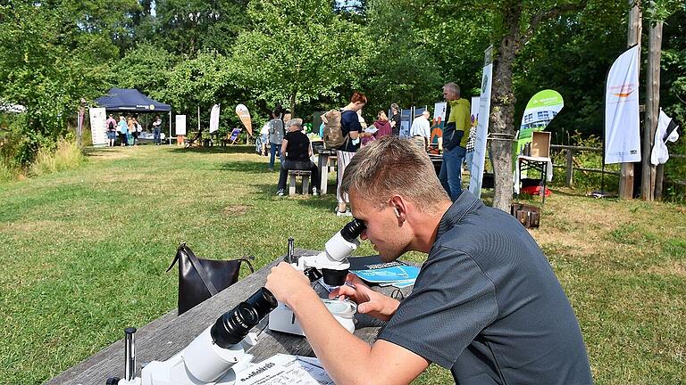 Der „Markt der Möglichkeiten“ auf dem Gelände des Fränkischen Freilandmuseums Fladungen zeigte die Vielfalt der Bildungsangebote im Biosphärenreservat.