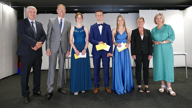 Die Besten des Abschlussjahrgangs 2023 des Martin-Pollich-Gymnasiums wurden durch die Reich-Stiftung geehrt. Ab 2. von links: Mia Heurig (Durchschnitt 1,2), Lukas Stegmann (1,2) und Ann-Kathrin Heitel (1,0). Mit auf dem Bild Oberstufenkoordinator Wolfgang Fell (links), Direktor Robert Jäger, 3. Bürgermeisterin Nicole Seemann (2. von rechts) und stellvertretende Landrätin Eva Böhm. Die Besten des Abschlussjahrgangs 2023 des Martin-Pollich-Gymnasiums wurden durch die Reich-Stiftung geehrt. Ab 2. von links: Mia Heurig (Durchschnitt 1,2), Lukas Stegmann (1,2) und Ann-Kathrin Heitel (1,0). Mit auf dem Bild Oberstufenkoordinator Wolfgang Fell (links), Direktor Robert Jäger, 3. Bürgermeisterin Nicole Seemann (2. von rechts) und stellvertretende Landrätin Eva Böhm.