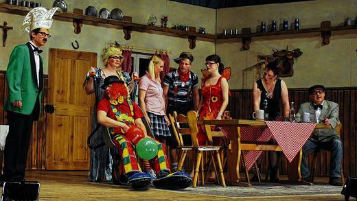 Amüsant und unterhaltsam: Der Dreiakter &bdquo;Karneval im Ochsenstall&ldquo; handelte von Bürgern, die einen Verein gründen wollen. Das erste Problem ist jedoch, einen Verein zu finden, mit dem auch jeder einverstanden ist. Die Mitglieder des Vereins sind nämlich sehr unterschiedlich.