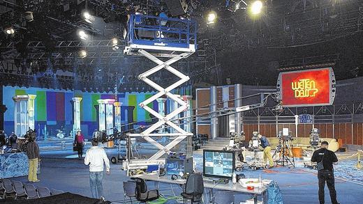 Aufbau für die große Show: Wo immer das zuletzt etwas zum rostigen Fischkutter verkommene einstige ZDF-Flaggschiff „Wetten, dass ...?“ in den vergangenen Jahren seine Bühnen aufbaute, war der vom Lohrer Teppichhändler Karlheinz Djoharian gelieferte Teppichstop mit von der Partie. Das Bild zeigt die Vorbereitung für eine frühere Ausgabe der Show. Aufbau für die große Show: Wo immer das zuletzt etwas zum rostigen Fischkutter verkommene einstige ZDF-Flaggschiff „Wetten, dass ...?“ in den vergangenen Jahren seine Bühnen aufbaute, war der vom Lohrer Teppichhändler Karlheinz Djoharian gelieferte Teppichstop mit von der Partie. Das Bild zeigt die Vorbereitung für eine frühere Ausgabe der Show.