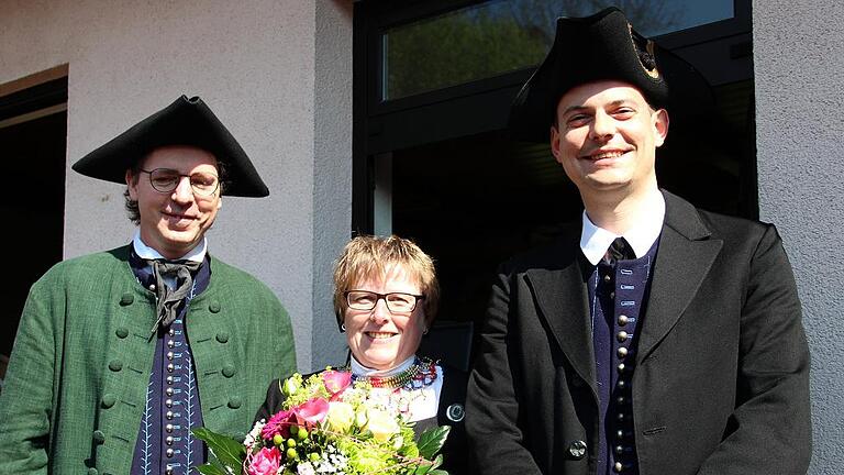 Marika Günzelmann wurde vom Gesangvereinvereinsvorsitzenden Stephan Beck (links) und vom Trachtengruppenleiter Michael Schäfer geehrt.