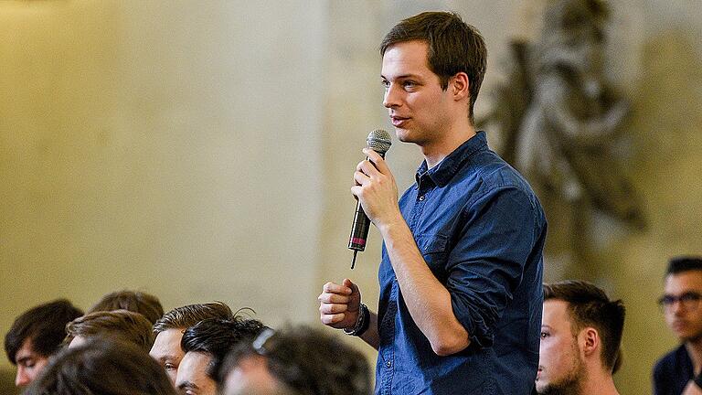 Die Schüler, Azubis und Studierenden nutzten bei der Dialogveranstaltung die Möglichkeit ihre Fragen an die Politiker zu stellen. Die Schüler, Azubis und Studierenden nutzten bei der Dialogveranstaltung die Möglichkeit ihre Fragen an die Politiker zu stellen.