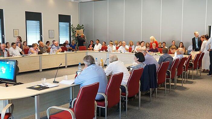 Aufgrund des Besucherandrangs zur Stadtratssitzung, in der es um das Bürgerbegehren zum Mainkaiparkplatz ging, mussten noch Stühle in den Sitzungssaal gebracht werden. Aufgrund des Besucherandrangs zur Stadtratssitzung, in der es um das Bürgerbegehren zum Mainkaiparkplatz ging, mussten noch Stühle in den Sitzungssaal gebracht werden.