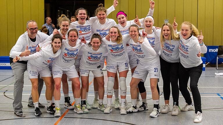 Die QOOL Sharks Würzburg haben die Meisterschaft in der Zweiten Bundesliga Süd gewonnen. Hintere Reihe (von links): Teammanager Thomas Wenemoser, Linn Jürgensen, Paula Wenemoser, Luisa Hofmann, Johanna Michel, Marja Wahl, Lisa Bertholdt, Trainerin Janet Fowler-Michel. Vorne: Anna Hanzalek, Alex Daub, Lea Zimmermann, Jess Hanson, Fine Böhmke. Auch zur Mannschaft gehört: Leonie Greser. Die QOOL Sharks Würzburg haben die Meisterschaft in der Zweiten Bundesliga Süd gewonnen. Hintere Reihe (von links): Teammanager Thomas Wenemoser, Linn Jürgensen, Paula Wenemoser, Luisa Hofmann, Johanna Michel, Marja Wahl, Lisa Bertholdt, Trainerin Janet Fowler-Michel. Vorne: Anna Hanzalek, Alex Daub, Lea Zimmermann, Jess Hanson, Fine Böhmke. Auch zur Mannschaft gehört: Leonie Greser.