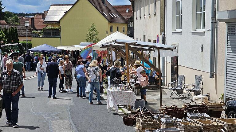 Gut besucht waren die Stände entlang der Herrenstraße beim Bauermarkt in Maroldsweisach Gut besucht waren die Stände entlang der Herrenstraße beim Bauermarkt in Maroldsweisach